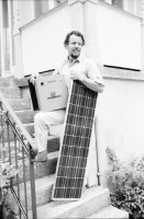 Image of sheet 19870220 photo 0: Portrait Firma für Solarenergie Alpha Real in Zürich für SI. Markus Real. 
Er baute 1979 die erste Photovoltaikanlage in Europa, die Solarstrom ins Netz einspeiste. 1986 wurde Real durch sein in der Schweiz realisiertes Projekt Megawatt in der damals noch kleinen Solargemeinschaft weltbekannt. Damit demonstrierte er erstmals die Machbarkeit der großmassstäblich dezentralen Stromerzeugung.
Beleuchtungsprojekt für Grimsel Tunnel. 1987