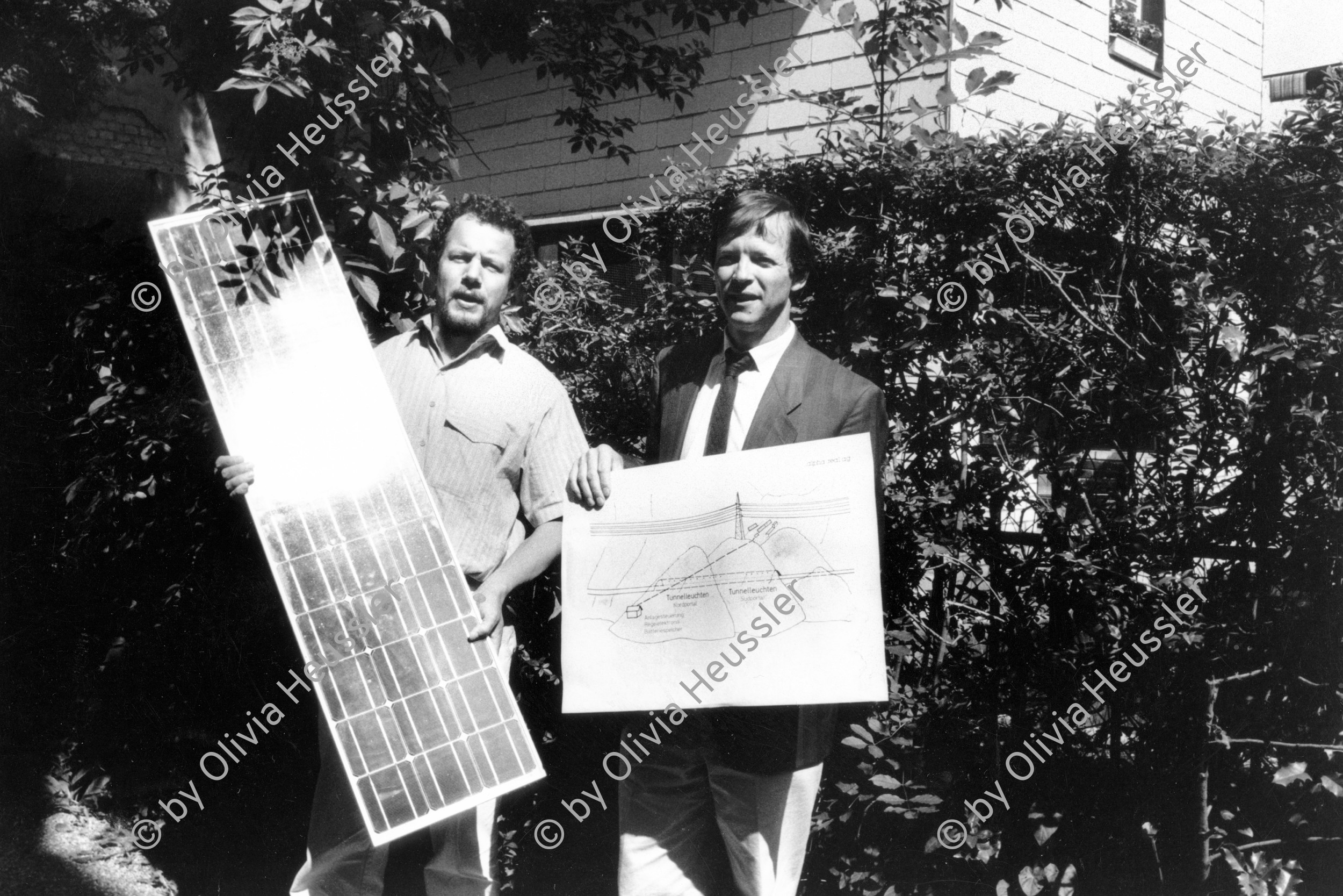 Image of sheet 19870220 photo 30: Portrait Firma für Solarenergie Alpha Real in Zürich für SI. Markus Real. 
Er baute 1979 die erste Photovoltaikanlage in Europa, die Solarstrom ins Netz einspeiste. 1986 wurde Real durch sein in der Schweiz realisiertes Projekt Megawatt in der damals noch kleinen Solargemeinschaft weltbekannt. Damit demonstrierte er erstmals die Machbarkeit der großmassstäblich dezentralen Stromerzeugung.
Beleuchtungsprojekt für Grimsel Tunnel. 1987 √
© 1987, OLIVIA HEUSSLER / www.clic.li