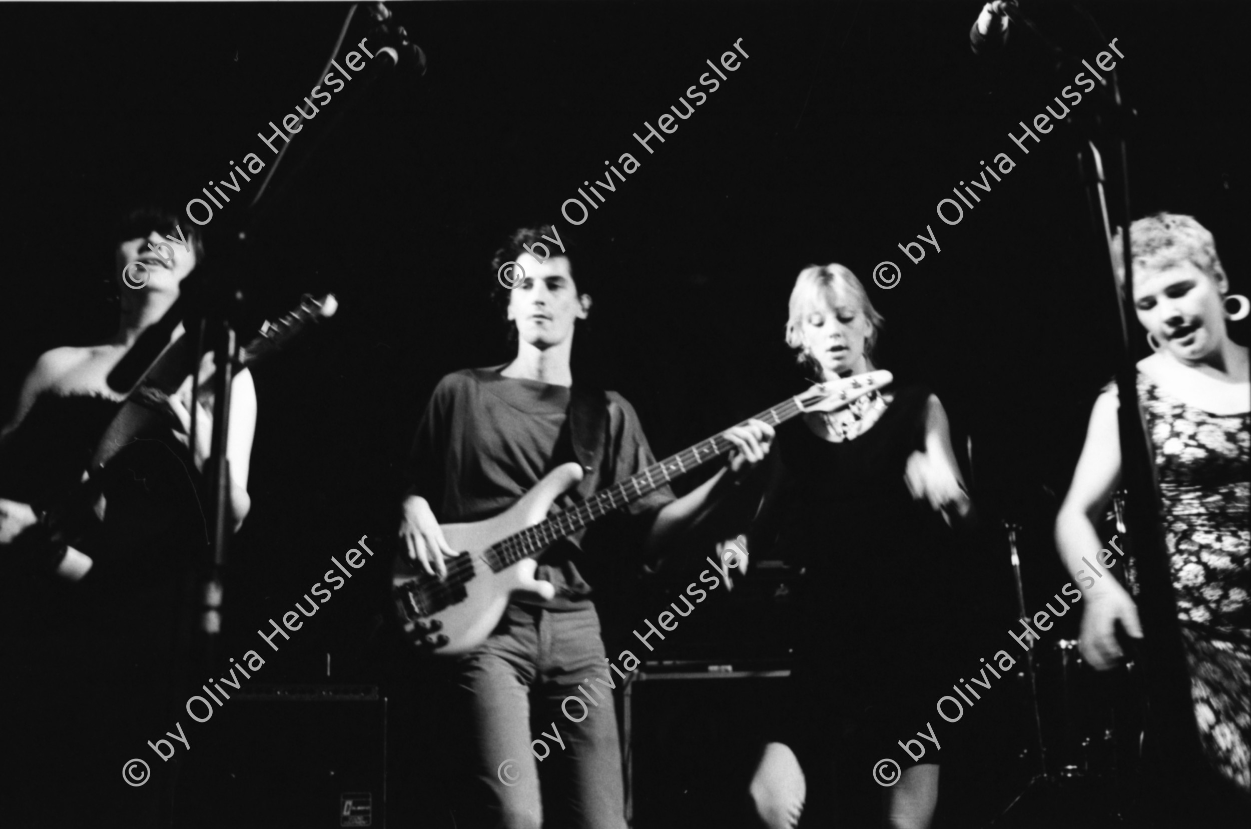 Image of sheet 19870230 photo 16: In der Roten Fabrik mit Clan Miller and the Hot Kotz. Bice Äberli Aeberli, Hansueli Ziegler und Fritze Bisenz Hutzenlaub Zürich Kultur culture music concert band rock 
Sterne foifi Koller Boni Konzert 1987 Center Switzerland Schweiz Zürich