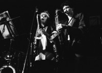 Image of sheet 19870230 photo 24: In der Roten Fabrik mit Clan Miller and the Hot Kotz. Bice Äberli Aeberli, Hansueli Ziegler und Fritze Bisenz Hutzenlaub Zürich Kultur culture music concert band rock 
Sterne foifi Koller Boni Konzert 1987 Center Switzerland Schweiz Zürich
