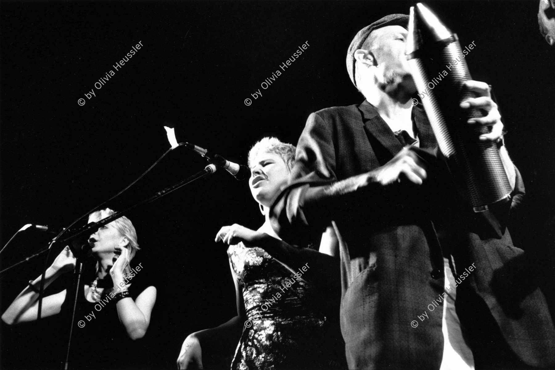 Image of sheet 19870230 photo 4: Während dem Konzert der Clan Miller and the Hot Kotz in der Roten Fabrik. (li: Fritze Bisenz Hutzenlaub, mi: Bice Aeberli Äberli re: Hansueli Ziegler) Zürich 1987 √ music concert rock jazz swiss Switzerland Schweiz group culture