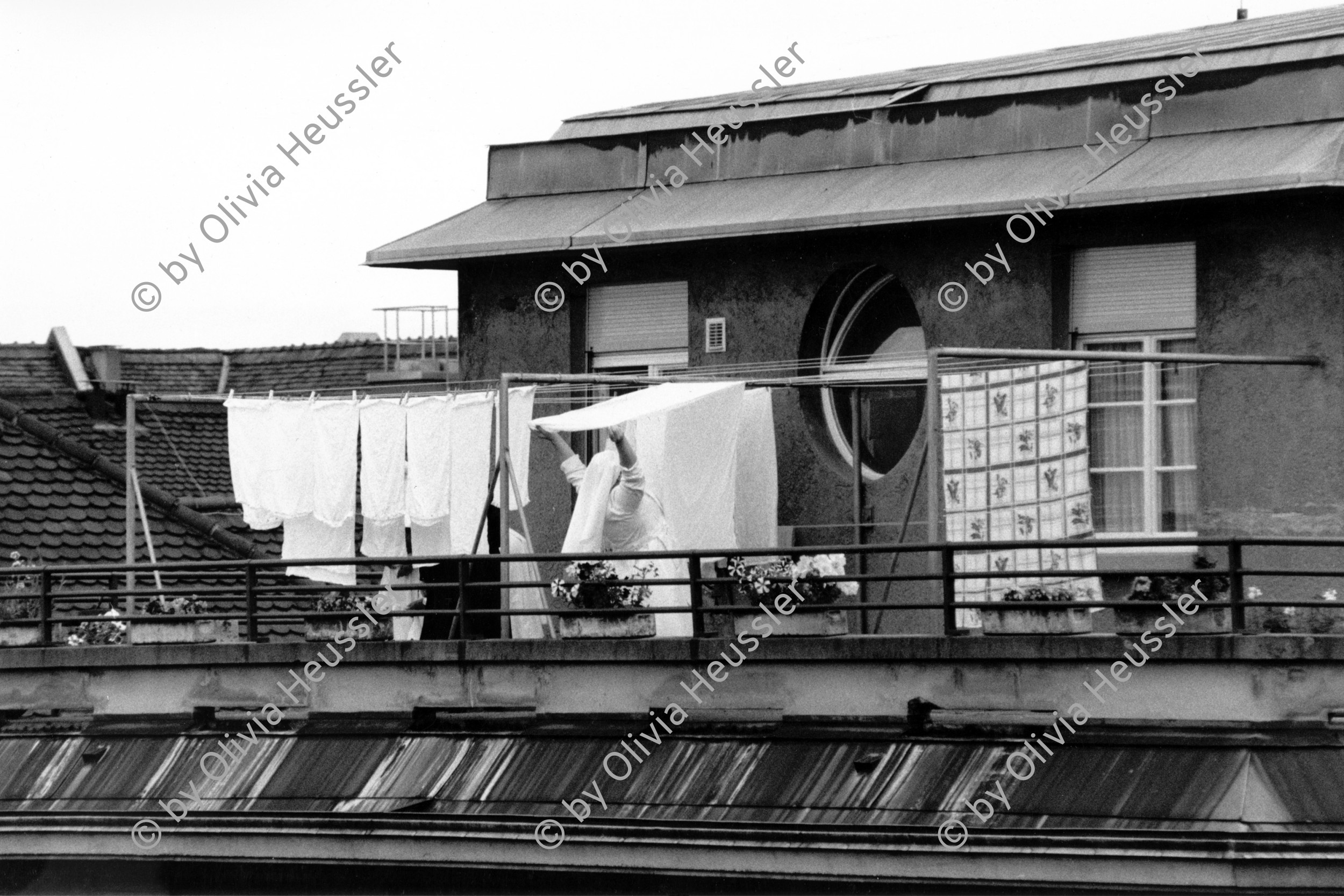 Image of sheet 19870240 photo 12: Portrait Suore Sister Schwestern in der Casa d'Italia Zürich Zurich Erismannstrasse . auf dem Dach beim Plaudern.  Nonnen cristian katholische Schweiz Switzerland Swiss Kreis 4 vier Aussersihl √ Svizzera religion center school italian Schule für Emigranten Immigrants