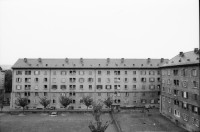 Image of sheet 19870240 photo 2: Portrait Suore Schwestern in der italienischen Schule Casa d'Italia Erismannstr. auf dem Dach beim Plaudern. Weiss und Schwarze Gewänder. Erismannstrasse Zürich 1987