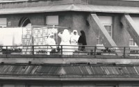 Image of sheet 19870240 photo 32: Portrait Suore Schwestern in der italienischen Schule Casa d'Italia Erismannstr. auf dem Dach beim Plaudern. Weiss und Schwarze Gewänder. Erismannstrasse Zürich 1987
 Nonnen cristian katholische Schweiz Switzerland Swiss Kreis 4 vier Aussersihl √ Svizzera religion center school italian Schule für Emigranten Immigrants