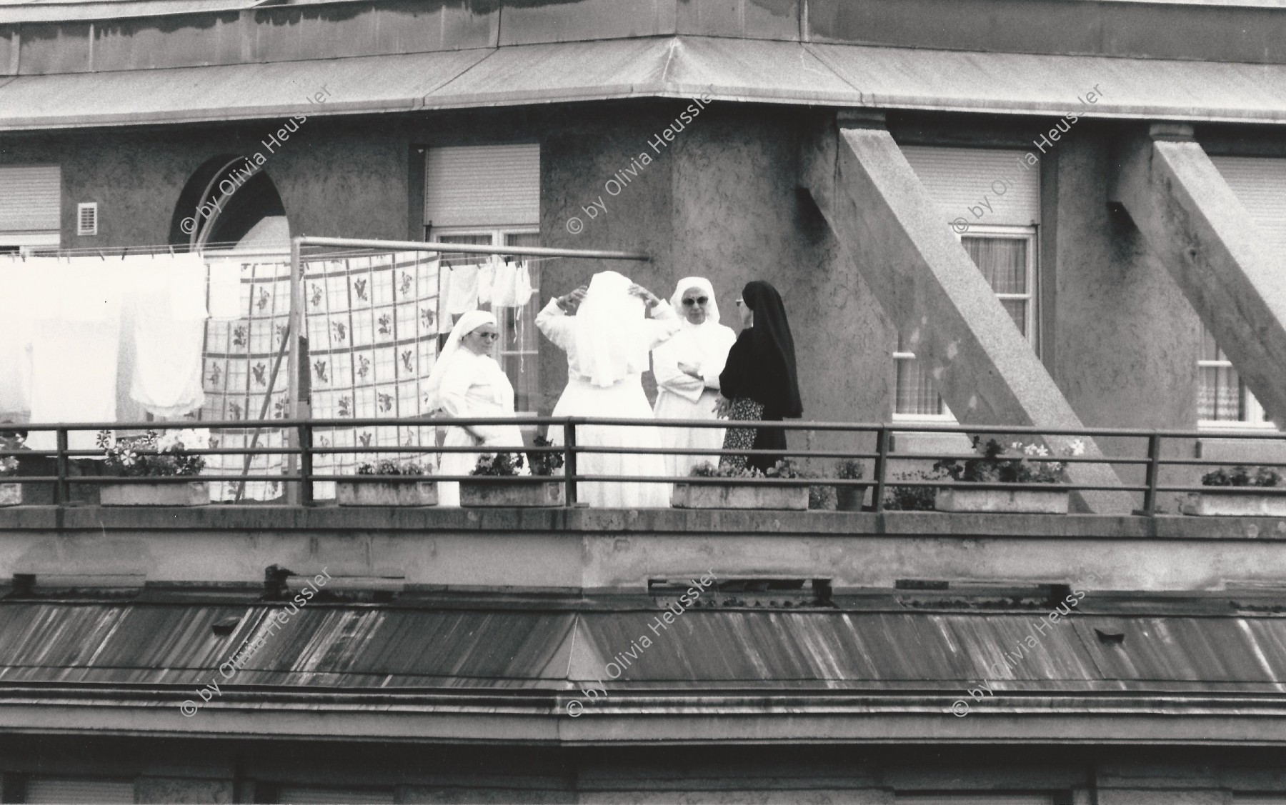 Image of sheet 19870240 photo 32: Portrait Suore Schwestern in der italienischen Schule Casa d'Italia Erismannstr. auf dem Dach beim Plaudern. Weiss und Schwarze Gewänder. Erismannstrasse Zürich 1987
 Nonnen cristian katholische Schweiz Switzerland Swiss Kreis 4 vier Aussersihl √ Svizzera religion center school italian Schule für Emigranten Immigrants