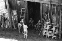 Image of sheet 19870250 photo 11: Frauen Protest Wanderung gegen Staudamm Projekt im Val Madris Kanton Graubünden nach Soglio ins Bergell über 'Bregalia' Pass. Granit Steindächer Berge Uebersicht. Alte Bäuerin auf dem Weg. Frauen Gruppe. Protest im Dorf mit Präsenz von Einwohner. Wald Sterben Waldsterben. Kanton Graubünden 1987 Schweiz