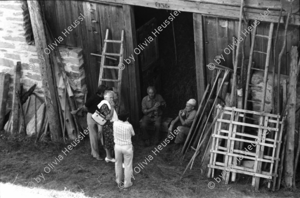 Image of sheet 19870250 photo 11: Frauen Protest Wanderung gegen Staudamm Projekt im Val Madris Kanton Graubünden nach Soglio ins Bergell über 'Bregalia' Pass. Granit Steindächer Berge Uebersicht. Alte Bäuerin auf dem Weg. Frauen Gruppe. Protest im Dorf mit Präsenz von Einwohner. Wald Sterben Waldsterben. Kanton Graubünden 1987 Schweiz