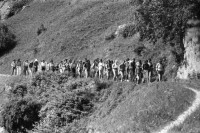 Image of sheet 19870250 photo 16: Frauen Protest Wanderung gegen Staudamm Projekt im Val Madris Kanton Graubünden nach Soglio ins Bergell über 'Bregalia' Pass. Granit Steindächer Berge Uebersicht. Alte Bäuerin auf dem Weg. Frauen Gruppe. Protest im Dorf mit Präsenz von Einwohner. Wald Sterben Waldsterben. Kanton Graubünden 1987 Schweiz