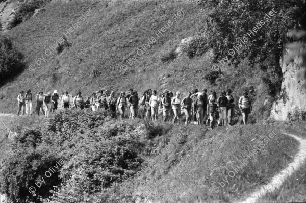 Image of sheet 19870250 photo 16: Frauen Protest Wanderung gegen Staudamm Projekt im Val Madris Kanton Graubünden nach Soglio ins Bergell über 'Bregalia' Pass. Granit Steindächer Berge Uebersicht. Alte Bäuerin auf dem Weg. Frauen Gruppe. Protest im Dorf mit Präsenz von Einwohner. Wald Sterben Waldsterben. Kanton Graubünden 1987 Schweiz