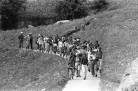 Image of sheet 19870250 photo 17: Frauen Protest Wanderung gegen Staudamm Projekt im Val Madris Kanton Graubünden nach Soglio ins Bergell über 'Bregalia' Pass. Granit Steindächer Berge Uebersicht. Alte Bäuerin auf dem Weg. Frauen Gruppe. Protest im Dorf mit Präsenz von Einwohner. Wald Sterben Waldsterben. Kanton Graubünden 1987 Schweiz