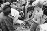 Image of sheet 19870250 photo 19: Frauen Protest Wanderung gegen Staudamm Projekt im Val Madris Kanton Graubünden nach Soglio ins Bergell über 'Bregalia' Pass. Granit Steindächer Berge Uebersicht. Alte Bäuerin auf dem Weg. Frauen Gruppe. Protest im Dorf mit Präsenz von Einwohner. Wald Sterben Waldsterben. Kanton Graubünden 1987 Schweiz