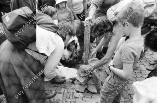 Image of sheet 19870250 photo 19: Frauen Protest Wanderung gegen Staudamm Projekt im Val Madris Kanton Graubünden nach Soglio ins Bergell über 'Bregalia' Pass. Granit Steindächer Berge Uebersicht. Alte Bäuerin auf dem Weg. Frauen Gruppe. Protest im Dorf mit Präsenz von Einwohner. Wald Sterben Waldsterben. Kanton Graubünden 1987 Schweiz