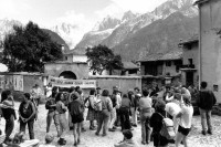 Image of sheet 19870250 photo 21: Frauen-Protest Wanderung gegen Staudamm Projekt im Val Madris, Soglio 1987.
Von Val Madros nach Soglio ins Bergell über 'Bregalia' Pass. Granit Steindächer Berge Uebersicht. Frauen Gruppe. Protest im Dorf mit Präsenz von Einwohner. Schweiz
Women protest against energy dam project √ water