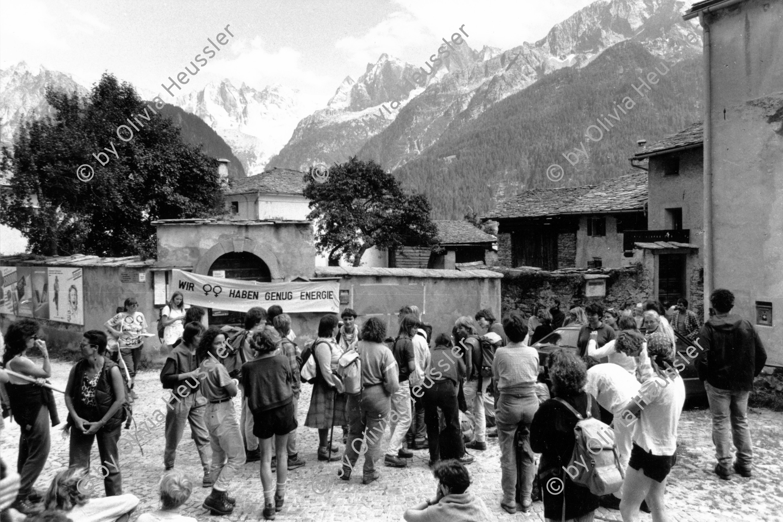 Image of sheet 19870250 photo 21: Frauen-Protest Wanderung gegen Staudamm Projekt im Val Madris, Soglio 1987.
Von Val Madros nach Soglio ins Bergell über 'Bregalia' Pass. Granit Steindächer Berge Uebersicht. Frauen Gruppe. Protest im Dorf mit Präsenz von Einwohner. Schweiz
Women protest against energy dam project √ water