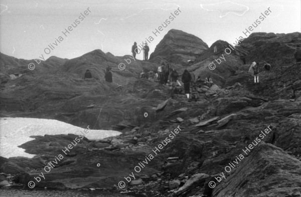 Image of sheet 19870250 photo 21: Frauen-Protest Wanderung gegen Staudamm Projekt im Val Madris, Soglio 1987.
Von Val Madros nach Soglio ins Bergell über 'Bregalia' Pass. Granit Steindächer Berge Uebersicht. Frauen Gruppe. Protest im Dorf mit Präsenz von Einwohner. Schweiz
Women protest against energy dam project √ water