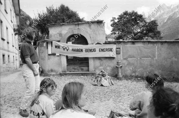 Image of sheet 19870250 photo 23: Frauen Protest Wanderung gegen Staudamm Projekt im Val Madris Kanton Graubünden nach Soglio ins Bergell über 'Bregalia' Pass. Granit Steindächer Berge Uebersicht. Alte Bäuerin auf dem Weg. Frauen Gruppe. Protest im Dorf mit Präsenz von Einwohner. Wald Sterben Waldsterben. Kanton Graubünden 1987 Schweiz