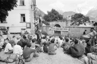 Image of sheet 19870250 photo 24: Frauen Protest Wanderung gegen Staudamm Projekt im Val Madris Kanton Graubünden nach Soglio ins Bergell über 'Bregalia' Pass. Granit Steindächer Berge Uebersicht. Alte Bäuerin auf dem Weg. Frauen Gruppe. Protest im Dorf mit Präsenz von Einwohner. Wald Sterben Waldsterben. Kanton Graubünden 1987 Schweiz