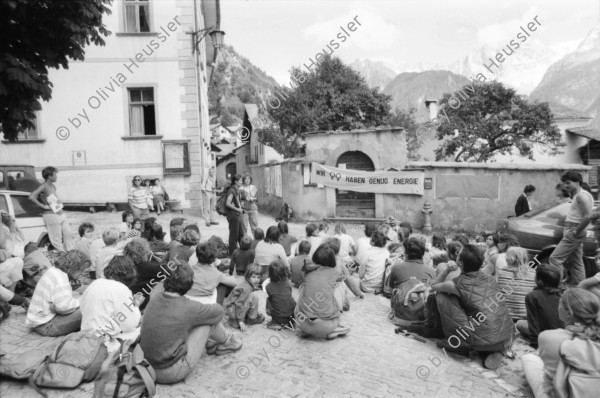 Image of sheet 19870250 photo 24: Frauen Protest Wanderung gegen Staudamm Projekt im Val Madris Kanton Graubünden nach Soglio ins Bergell über 'Bregalia' Pass. Granit Steindächer Berge Uebersicht. Alte Bäuerin auf dem Weg. Frauen Gruppe. Protest im Dorf mit Präsenz von Einwohner. Wald Sterben Waldsterben. Kanton Graubünden 1987 Schweiz