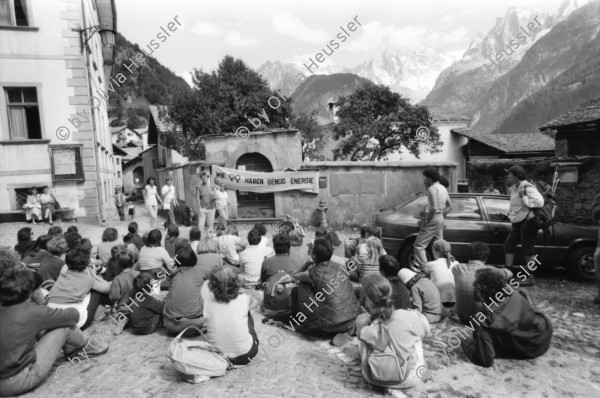 Image of sheet 19870250 photo 26: Frauen Protest Wanderung gegen Staudamm Projekt im Val Madris Kanton Graubünden nach Soglio ins Bergell über 'Bregalia' Pass. Granit Steindächer Berge Uebersicht. Alte Bäuerin auf dem Weg. Frauen Gruppe. Protest im Dorf mit Präsenz von Einwohner. Wald Sterben Waldsterben. Kanton Graubünden 1987 Schweiz