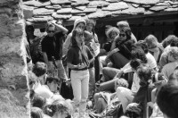 Image of sheet 19870250 photo 28: Frauen Protest Wanderung gegen Staudamm Projekt im Val Madris Kanton Graubünden nach Soglio ins Bergell über 'Bregalia' Pass. Granit Steindächer Berge Uebersicht. Alte Bäuerin auf dem Weg. Frauen Gruppe. Protest im Dorf mit Präsenz von Einwohner. Wald Sterben Waldsterben. Kanton Graubünden 1987 Schweiz