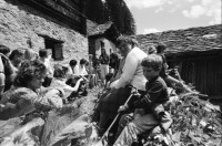 Image of sheet 19870250 photo 30: Frauen Protest Wanderung gegen Staudamm Projekt im Val Madris Kanton Graubünden nach Soglio ins Bergell über 'Bregalia' Pass. Granit Steindächer Berge Uebersicht. Alte Bäuerin auf dem Weg. Frauen Gruppe. Protest im Dorf mit Präsenz von Einwohner. Wald Sterben Waldsterben. Kanton Graubünden 1987 Schweiz