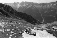 Image of sheet 19870250 photo 4: Frauen Protest Wanderung gegen Staudamm Projekt im Val Madris Kanton Graubünden nach Soglio ins Bergell über 'Bregalia' Pass. Granit Steindächer Berge Uebersicht. Alte Bäuerin auf dem Weg. Frauen Gruppe. Protest im Dorf mit Präsenz von Einwohner. Wald Sterben Waldsterben. Kanton Graubünden 1987 Schweiz