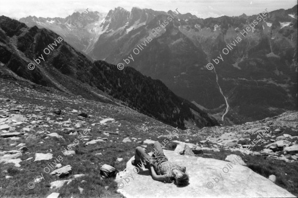 Image of sheet 19870250 photo 4: Frauen Protest Wanderung gegen Staudamm Projekt im Val Madris Kanton Graubünden nach Soglio ins Bergell über 'Bregalia' Pass. Granit Steindächer Berge Uebersicht. Alte Bäuerin auf dem Weg. Frauen Gruppe. Protest im Dorf mit Präsenz von Einwohner. Wald Sterben Waldsterben. Kanton Graubünden 1987 Schweiz