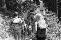 Image of sheet 19870250 photo 8: Frauen Protest Wanderung gegen Staudamm Projekt im Val Madris Kanton Graubünden nach Soglio ins Bergell über 'Bregalia' Pass. Granit Steindächer Berge Uebersicht. Alte Bäuerin auf dem Weg. Frauen Gruppe. Protest im Dorf mit Präsenz von Einwohner. Wald Sterben Waldsterben. Kanton Graubünden 1987 Schweiz