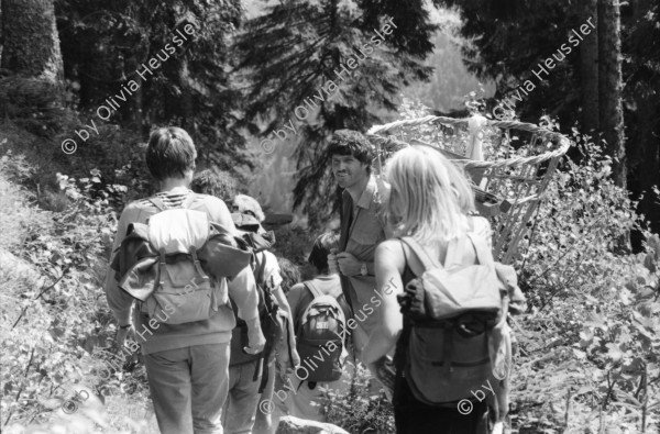 Image of sheet 19870250 photo 8: Frauen Protest Wanderung gegen Staudamm Projekt im Val Madris Kanton Graubünden nach Soglio ins Bergell über 'Bregalia' Pass. Granit Steindächer Berge Uebersicht. Alte Bäuerin auf dem Weg. Frauen Gruppe. Protest im Dorf mit Präsenz von Einwohner. Wald Sterben Waldsterben. Kanton Graubünden 1987 Schweiz