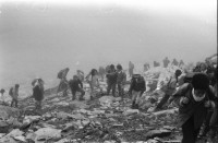 Image of sheet 19870251 photo 16: Frauen Protest Wanderung gegen den Plan eines Pumpspeicherkraftwerks im Val Madris Passüberquerung auf alter Rinder Treppe Kuhtreppe für Kühe ins Bergell. Graubünden Einmarsch ins Dorf Soglio.  Rentner Zuschauer sitzen im Dorf. Transparent «Wir Frauen haben genug Energie»
Bergell Soglio Graubünden Schweiz 1987