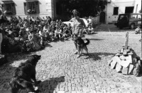 Image of sheet 19870251 photo 30: Frauen Protest Wanderung gegen den Plan eines Pumpspeicherkraftwerks im Val Madris Passüberquerung auf alter Rinder Treppe Kuhtreppe für Kühe ins Bergell. Graubünden Einmarsch ins Dorf Soglio.  Rentner Zuschauer sitzen im Dorf. Transparent «Wir Frauen haben genug Energie»
Bergell Soglio Graubünden Schweiz 1987