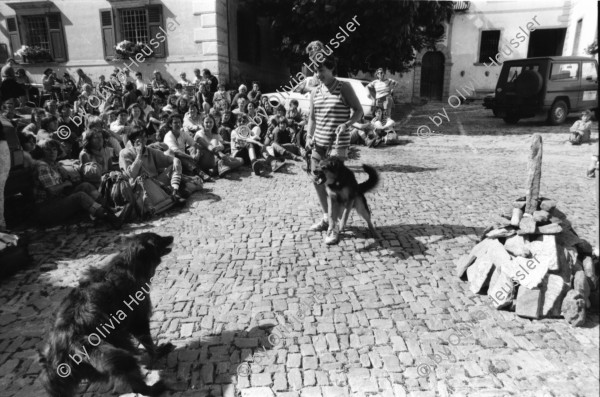 Image of sheet 19870251 photo 30: Frauen Protest Wanderung gegen den Plan eines Pumpspeicherkraftwerks im Val Madris Passüberquerung auf alter Rinder Treppe Kuhtreppe für Kühe ins Bergell. Graubünden Einmarsch ins Dorf Soglio.  Rentner Zuschauer sitzen im Dorf. Transparent «Wir Frauen haben genug Energie»
Bergell Soglio Graubünden Schweiz 1987