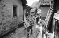 Image of sheet 19870251 photo 35: Frauen Protest Wanderung gegen den Plan eines Pumpspeicherkraftwerks im Val Madris Passüberquerung auf alter Rinder Treppe Kuhtreppe für Kühe ins Bergell. Graubünden Einmarsch ins Dorf Soglio.  Rentner Zuschauer sitzen im Dorf. Transparent «Wir Frauen haben genug Energie»
Bergell Soglio Graubünden Schweiz 1987