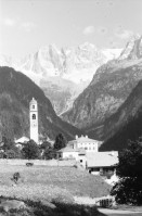 Image of sheet 19870260 photo 2: frtsg. 870250 Frauen Protest Wanderung Val Madris. gegen geplantes Pumpspeicherwerk Graubünden Energie Wasser Strom. Bauern Frau und ihre Kinder. Kirche mit Dorf Soglio. Motorrad Mann. Konzert mit Baby Jail in Küsnacht li: Bice Aeberli und Boni Koller an Party. Ausstellung ' Sieben Schweizer Photographen in Nicaraguua ' in Delémont Jura mit Maya Bracher und Werner Winterberger. u.a. Bürgermeister von D. Neg. Streifen 24 - 28 verloren bei Tages Anzeiger Kind und meine Bilder. Schweiz 1987