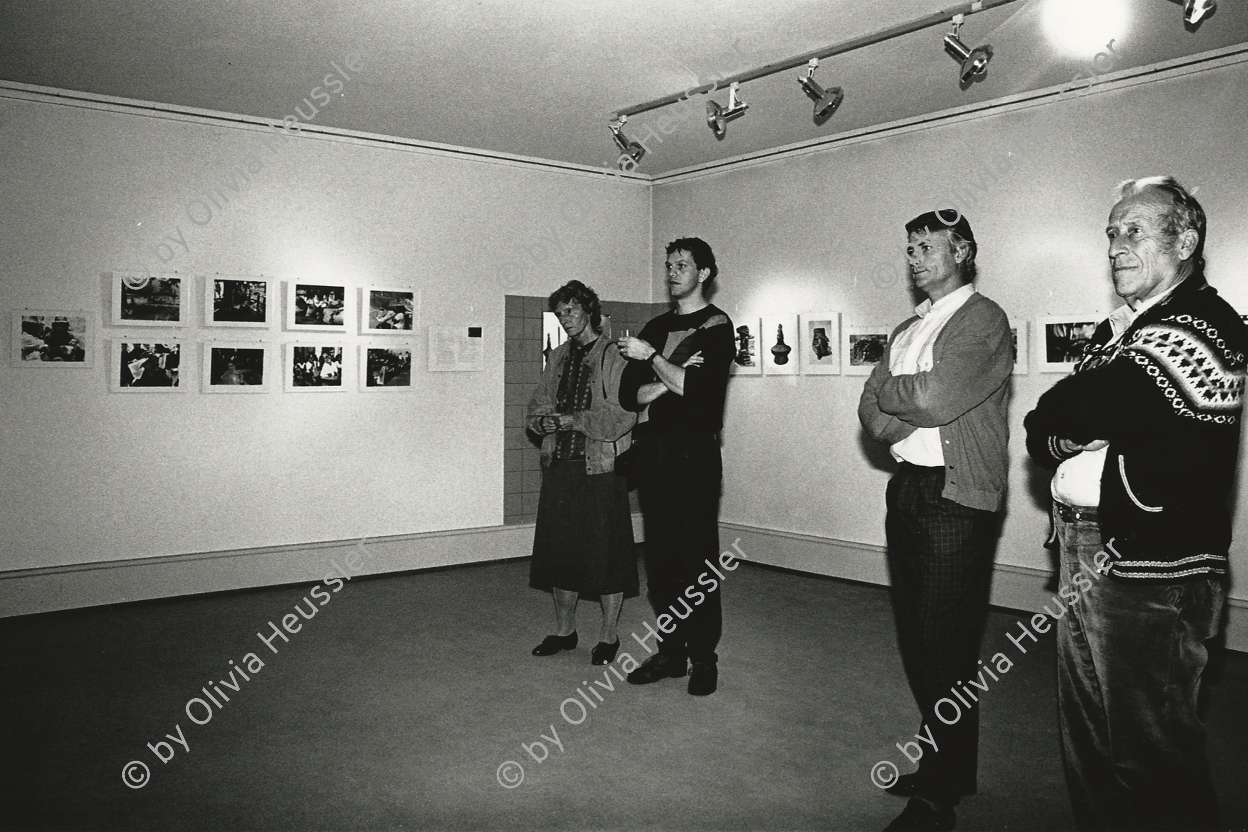 Image of sheet 19870260 photo 28: Photoausstellung mit Bildern von Olivia Heussler 
»Sieben Schweizer Photographinnen in Nicaragua«, Delémont 1987. 
Bürgermeister anwesend
Neg. Streifen 24 - 28 verloren bei Tages Anzeiger Kind und meine Bilder.