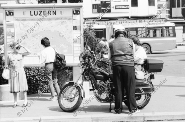 Image of sheet 19870260 photo 5: frtsg. 870250 Frauen Protest Wanderung Val Madris. gegen geplantes Pumpspeicherwerk Graubünden Energie Wasser Strom. Bauern Frau und ihre Kinder. Kirche mit Dorf Soglio. Motorrad Mann. Konzert mit Baby Jail in Küsnacht li: Bice Aeberli und Boni Koller an Party. Ausstellung ' Sieben Schweizer Photographen in Nicaraguua ' in Delémont Jura mit Maya Bracher und Werner Winterberger. u.a. Bürgermeister von D. Neg. Streifen 24 - 28 verloren bei Tages Anzeiger Kind und meine Bilder. Schweiz 1987