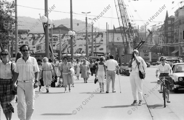 Image of sheet 19870260 photo 8: frtsg. 870250 Frauen Protest Wanderung Val Madris. gegen geplantes Pumpspeicherwerk Graubünden Energie Wasser Strom. Bauern Frau und ihre Kinder. Kirche mit Dorf Soglio. Motorrad Mann. Konzert mit Baby Jail in Küsnacht li: Bice Aeberli und Boni Koller an Party. Ausstellung ' Sieben Schweizer Photographen in Nicaraguua ' in Delémont Jura mit Maya Bracher und Werner Winterberger. u.a. Bürgermeister von D. Neg. Streifen 24 - 28 verloren bei Tages Anzeiger Kind und meine Bilder. Schweiz 1987