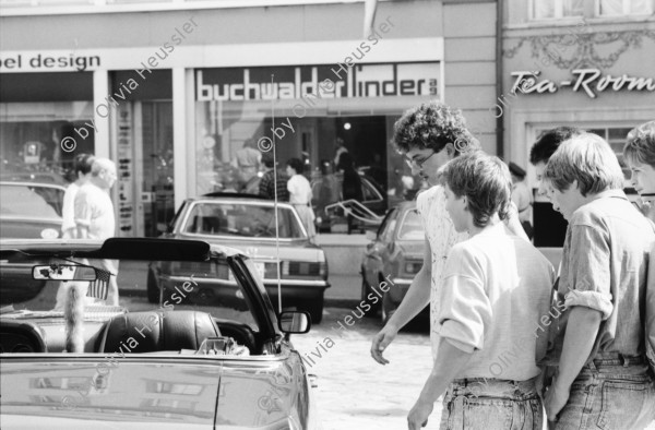 Image of sheet 19870260 photo 9: frtsg. 870250 Frauen Protest Wanderung Val Madris. gegen geplantes Pumpspeicherwerk Graubünden Energie Wasser Strom. Bauern Frau und ihre Kinder. Kirche mit Dorf Soglio. Motorrad Mann. Konzert mit Baby Jail in Küsnacht li: Bice Aeberli und Boni Koller an Party. Ausstellung ' Sieben Schweizer Photographen in Nicaraguua ' in Delémont Jura mit Maya Bracher und Werner Winterberger. u.a. Bürgermeister von D. Neg. Streifen 24 - 28 verloren bei Tages Anzeiger Kind und meine Bilder. Schweiz 1987