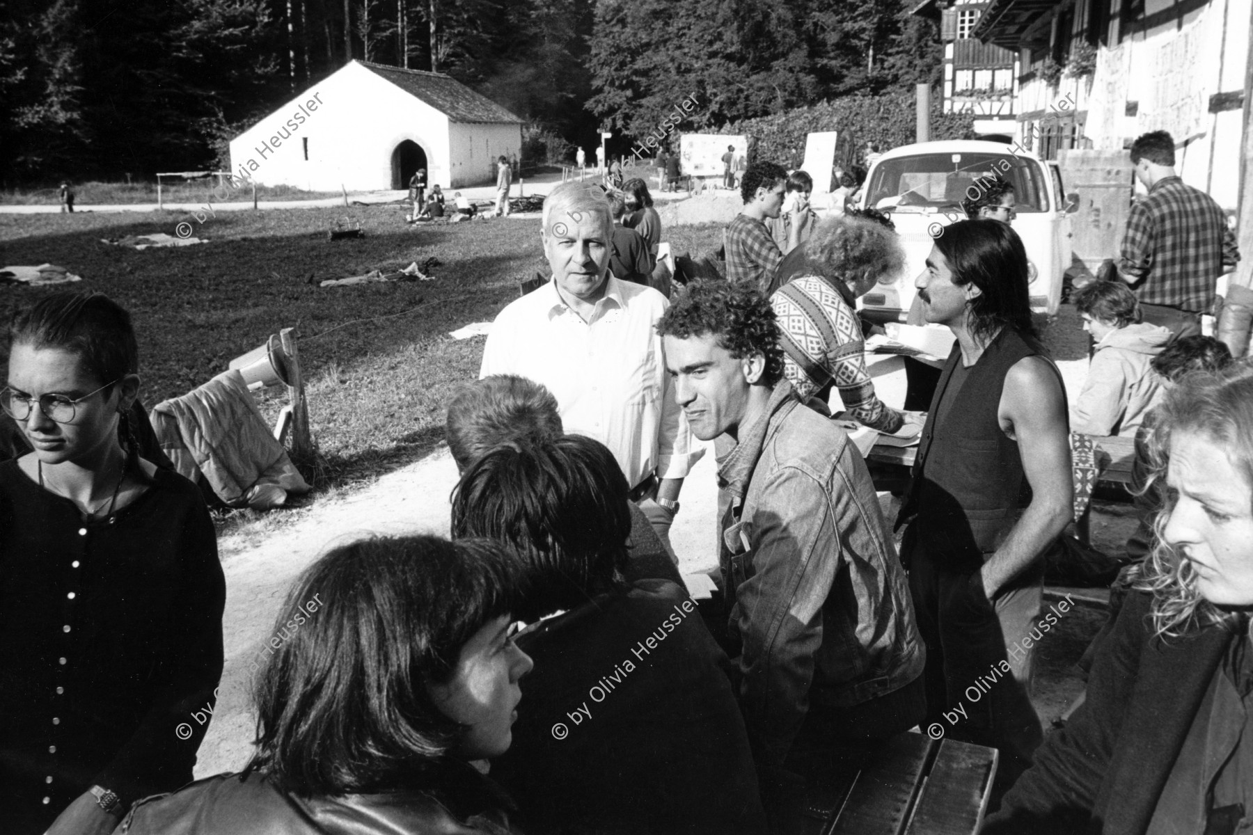 Image of sheet 19870270 photo 14: Besetzung des Freilicht Museums Ballenberg. am Eidg. Bettag. durch Protest Demonstration gegen die Wohnungsnot in Zürich. BesucherInnen in Trachten bestaunen die Transparente. 
«Die Häuser den Menschen die darin wohnen» Oder: «Die einen sind am Ballen die anderen stehen am Berg» Am Riegelhaus 1987 √ Bern Europe housing switzerland swiss museum protest occupied occupation problem open air banner

Ballenberg is an open air museum in Switzerland that displays traditional buildings and architecture from all over the country. Located near Brienz in the municipality of Hofstetten bei Brienz, Canton of Berne, Ballenberg has over 100 original buildings that have been transported from their original sites