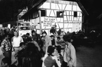 Image of sheet 19870270 photo 16: Besetzer*Innen im Freilichtmuseum Ballenberg protestieren gegen die Wohnungsnot, Brienz 1987.