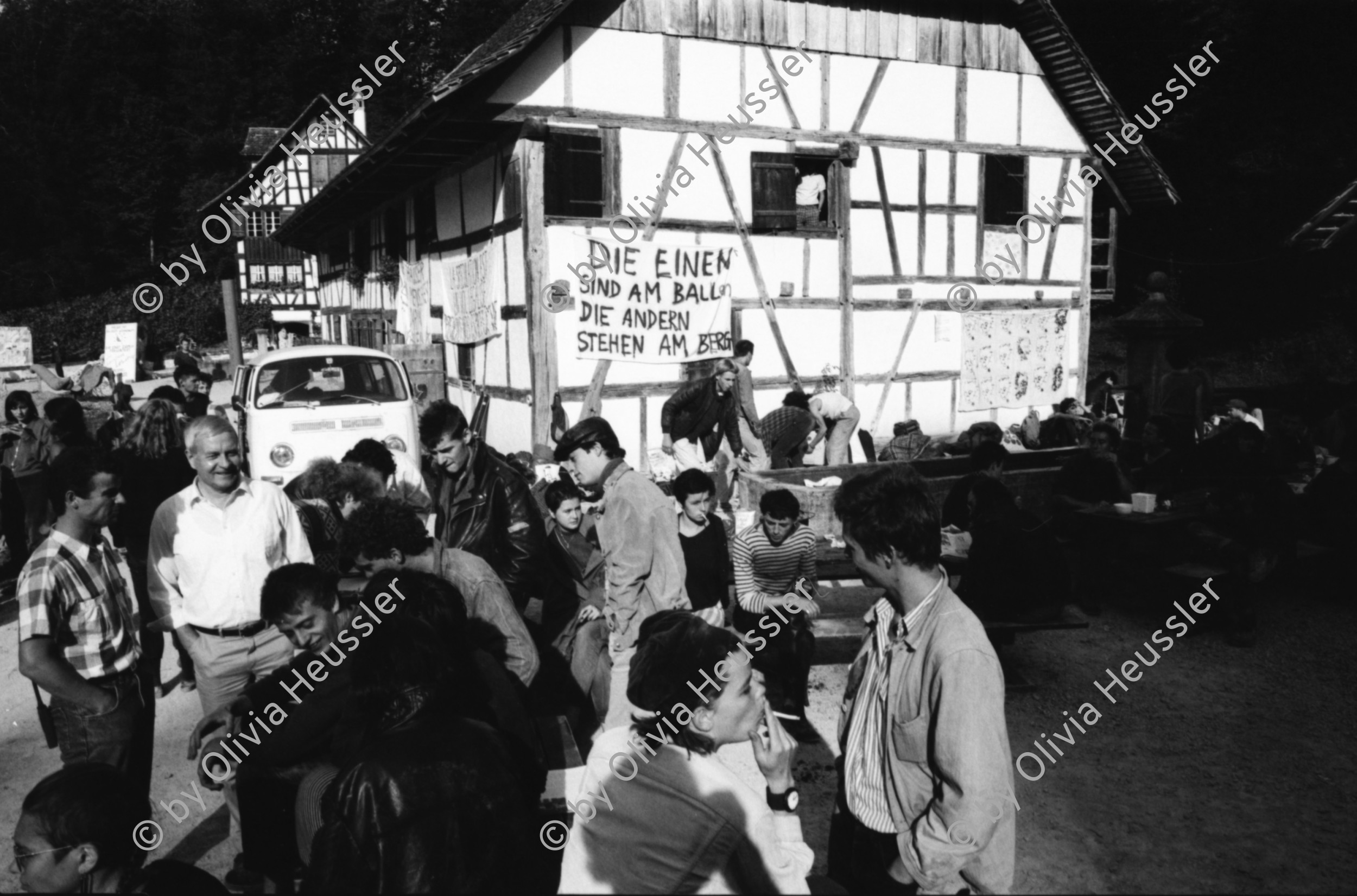 Image of sheet 19870270 photo 16: Besetzer*Innen im Freilichtmuseum Ballenberg protestieren gegen die Wohnungsnot, Brienz 1987.