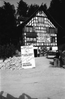 Image of sheet 19870270 photo 19: Besetzung des Freilicht Museums Ballenberg. am Eidg. Bettag. durch Protest Demonstration gegen die Wohnungsnot in Zürich. BesucherInnen in Trachten bestaunen die Transparente. «Die Häuser den Menschen die darin wohnen» Oder:«Die einen sind am Ballen die anderen stehen am Berg» Am Riegelhaus. Olivia nach Weisheits Zahn entfernung. Selbstportrait. 1987 Zürich Bern

Ballenberg is an open air museum in Switzerland that displays traditional buildings and architecture from all over the country. Located near Brienz in the municipality of Hofstetten bei Brienz, Canton of Berne, Ballenberg has over 100 original buildings that have been transported from their original sites
