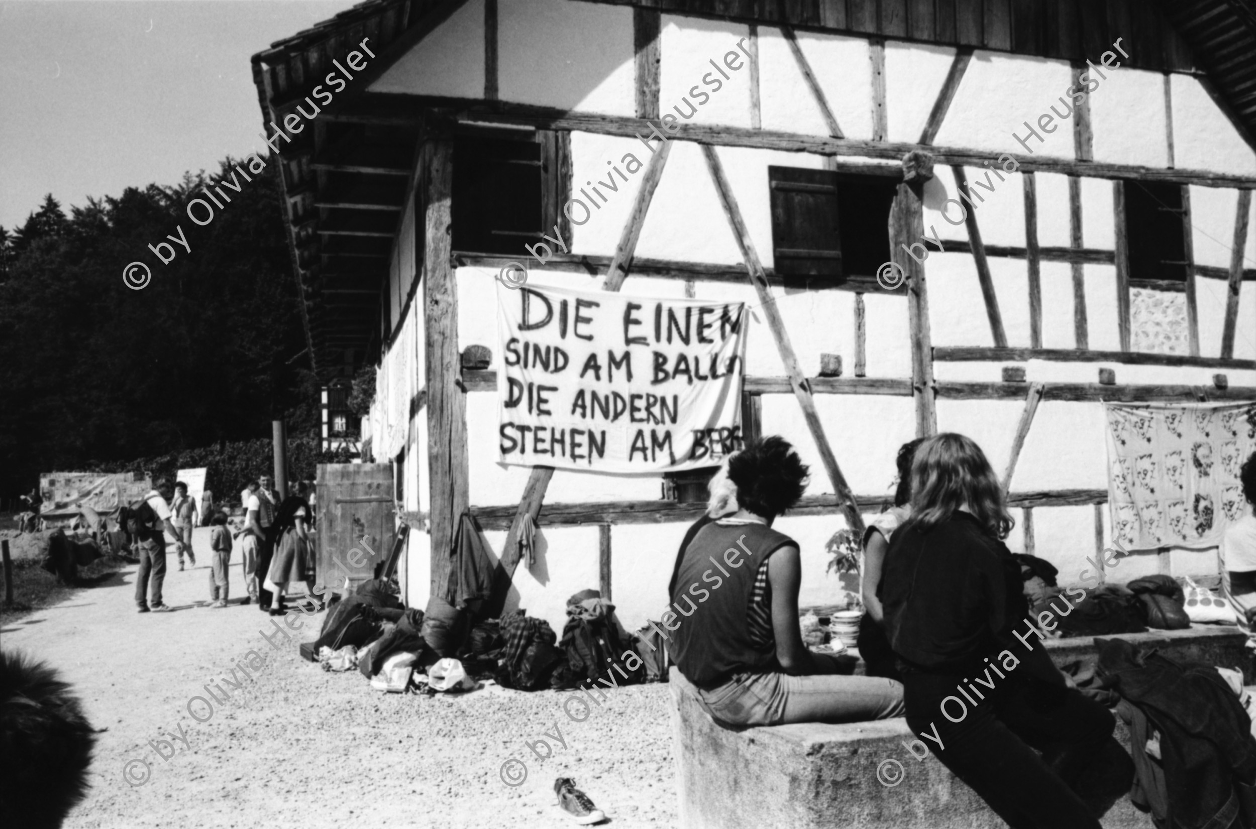 Image of sheet 19870270 photo 23: «Die einen sind am Ballen die anderen stehen am Berg» Am Riegelhaus. 

Ballenberg is an open air museum in Switzerland that displays traditional buildings and architecture from all over the country. Located near Brienz in the municipality of Hofstetten bei Brienz, Canton of Berne, Ballenberg has over 100 original buildings that have been transported from their original sites