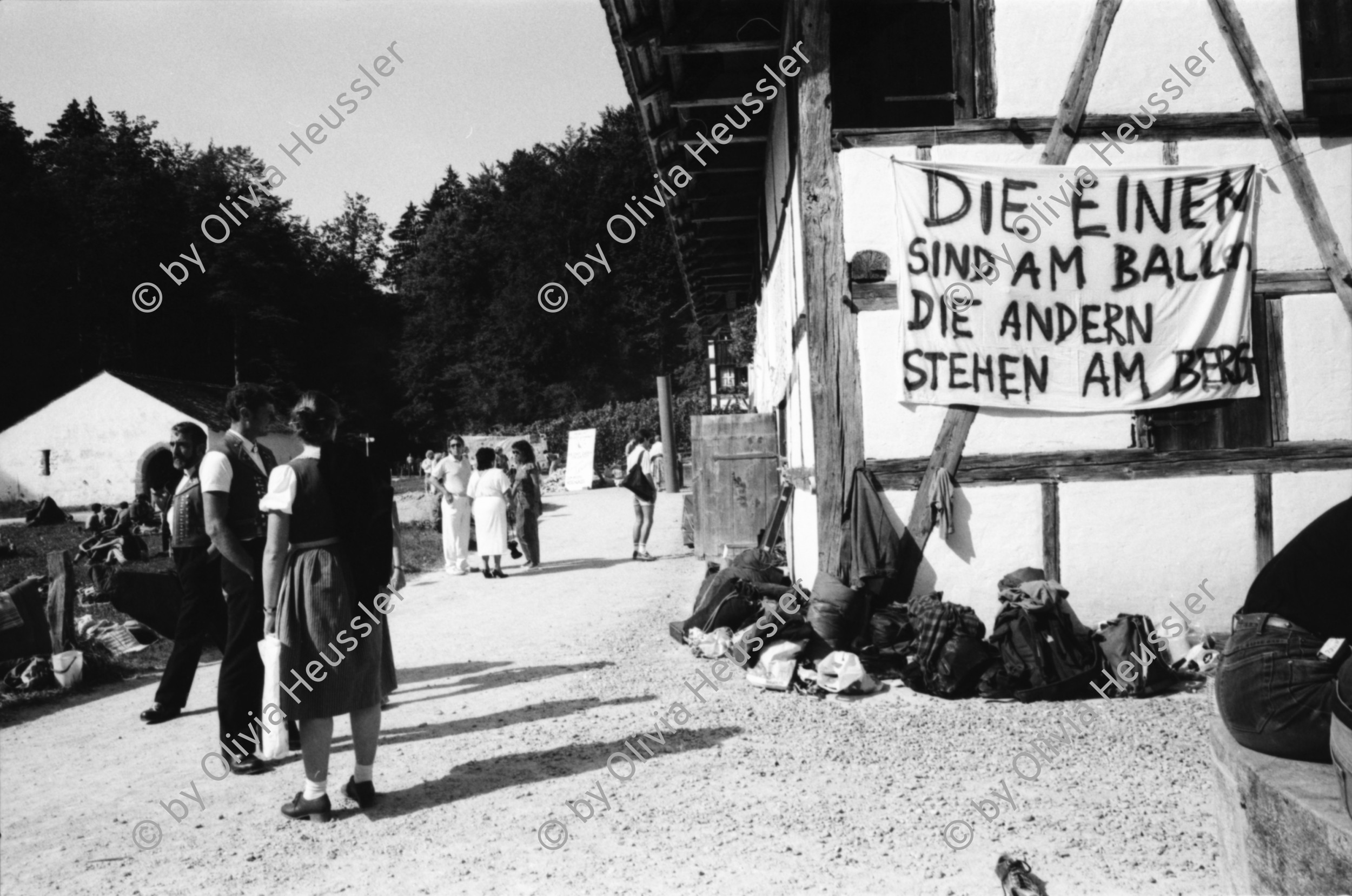Image of sheet 19870270 photo 26: Besetzung des Freilicht Museums Ballenberg. am Eidg. Bettag. durch Protest Demonstration gegen die Wohnungsnot in Zürich. BesucherInnen in Trachten bestaunen die Transparente. «Die Häuser den Menschen die darin wohnen» Oder:«Die einen sind am Ballen die anderen stehen am Berg» Am Riegelhaus. Olivia nach Weisheits Zahn entfernung. Selbstportrait. 1987 Zürich Bern

Ballenberg is an open air museum in Switzerland that displays traditional buildings and architecture from all over the country. Located near Brienz in the municipality of Hofstetten bei Brienz, Canton of Berne, Ballenberg has over 100 original buildings that have been transported from their original sites