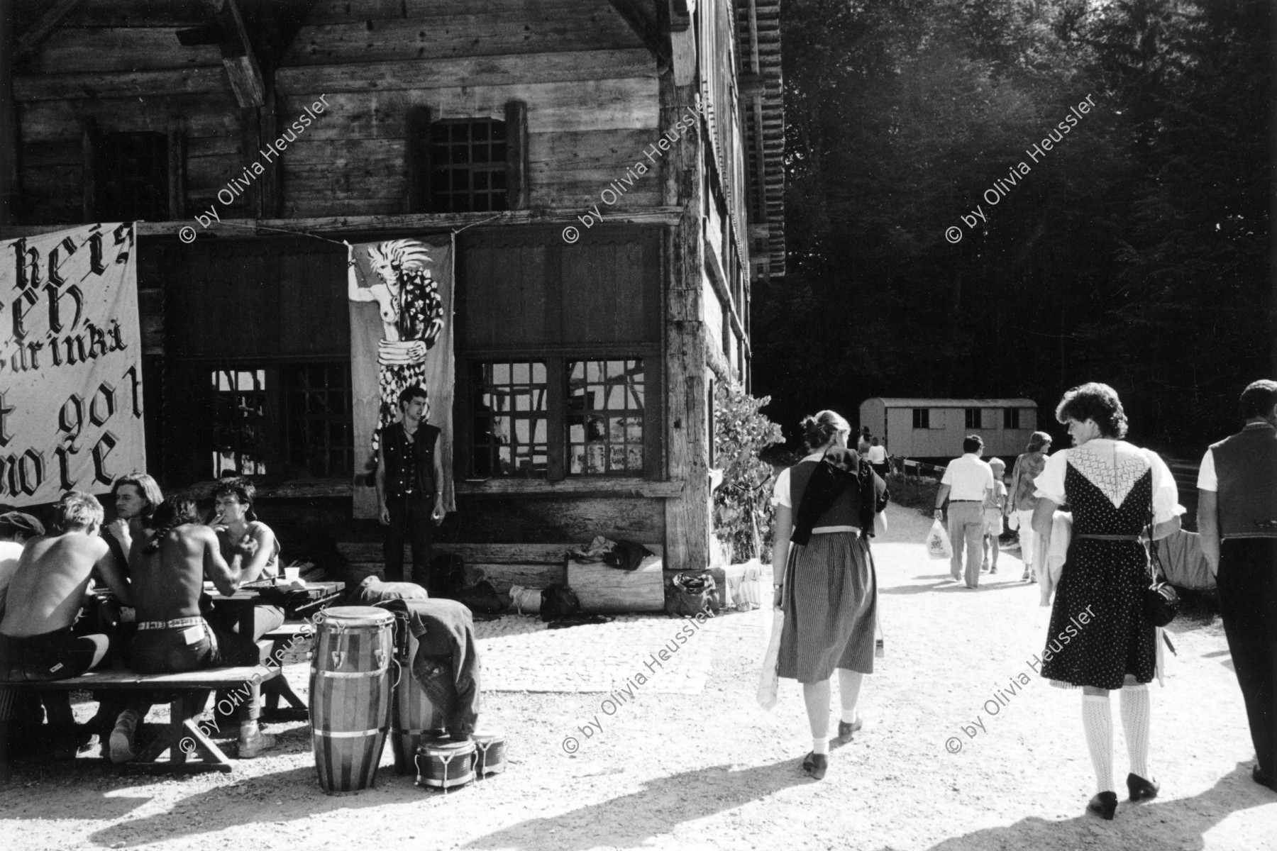 Image of sheet 19870270 photo 29: Besucherinnen des Freilichtmuseums Ballenberg beobachten Besetzeri*Innen, Brienz 1987.




Besetzung des Freiluft Museums Ballenberg am Eidg. Bettag. durch Protest Demonstrant Innen gegen die Wohnungsnot in Zürich.

Bern Europe housing switzerland swiss museum protest occupied occupation problem open air banner

Ballenberg is an open air museum in Switzerland that displays traditional buildings and architecture from all over the country. Located near Brienz in the municipality of Hofstetten bei Brienz, Canton of Berne, Ballenberg has over 100 original buildings that have been transported from their original sites