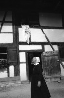 Image of sheet 19870271 photo 12: frtsg. 870270 Besetzung Ballenberg freiluft Museum Diakonissin besucht Besetzer Innen Besucher Innen. Bürgermeister Anderfuhren auf Besuch Lastwagen mit Schutt aus Zürich wird  vor Zürcher Bauernhaus entleert. 'Nieder mit billigem Wohnraum, die Stadt Zürich präsentiert die saubere Lösung. zum Beispiel: HÖSCHGASSE. Kanton Bern
Kind in Brunnen Erwachsene darumherum. Zürich