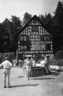 Image of sheet 19870271 photo 20: frtsg. 870270 Besetzung Ballenberg freiluft Museum Diakonissin besucht Besetzer Innen Besucher Innen. Bürgermeister Anderfuhren auf Besuch Lastwagen mit Schutt aus Zürich wird  vor Zürcher Bauernhaus entleert. 'Nieder mit billigem Wohnraum, die Stadt Zürich präsentiert die saubere Lösung. zum Beispiel: HÖSCHGASSE. Kanton Bern
Kind in Brunnen Erwachsene darumherum. Zürich