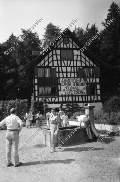 Image of sheet 19870271 photo 20: frtsg. 870270 Besetzung Ballenberg freiluft Museum Diakonissin besucht Besetzer Innen Besucher Innen. Bürgermeister Anderfuhren auf Besuch Lastwagen mit Schutt aus Zürich wird  vor Zürcher Bauernhaus entleert. 'Nieder mit billigem Wohnraum, die Stadt Zürich präsentiert die saubere Lösung. zum Beispiel: HÖSCHGASSE. Kanton Bern
Kind in Brunnen Erwachsene darumherum. Zürich