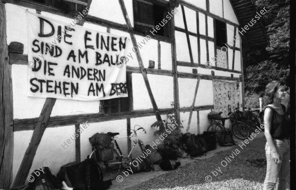 Image of sheet 19870271 photo 23: frtsg. 870270 Besetzung Ballenberg freiluft Museum Diakonissin besucht Besetzer Innen Besucher Innen. Bürgermeister Anderfuhren auf Besuch Lastwagen mit Schutt aus Zürich wird  vor Zürcher Bauernhaus entleert. 'Nieder mit billigem Wohnraum, die Stadt Zürich präsentiert die saubere Lösung. zum Beispiel: HÖSCHGASSE. Kanton Bern
Kind in Brunnen Erwachsene darumherum. Zürich