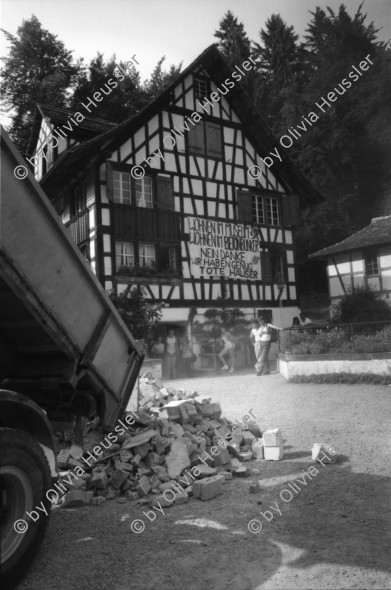 Image of sheet 19870271 photo 29: frtsg. 870270 Besetzung Ballenberg freiluft Museum Diakonissin besucht Besetzer Innen Besucher Innen. Bürgermeister Anderfuhren auf Besuch Lastwagen mit Schutt aus Zürich wird  vor Zürcher Bauernhaus entleert. 'Nieder mit billigem Wohnraum, die Stadt Zürich präsentiert die saubere Lösung. zum Beispiel: HÖSCHGASSE. Kanton Bern
Kind in Brunnen Erwachsene darumherum. Zürich